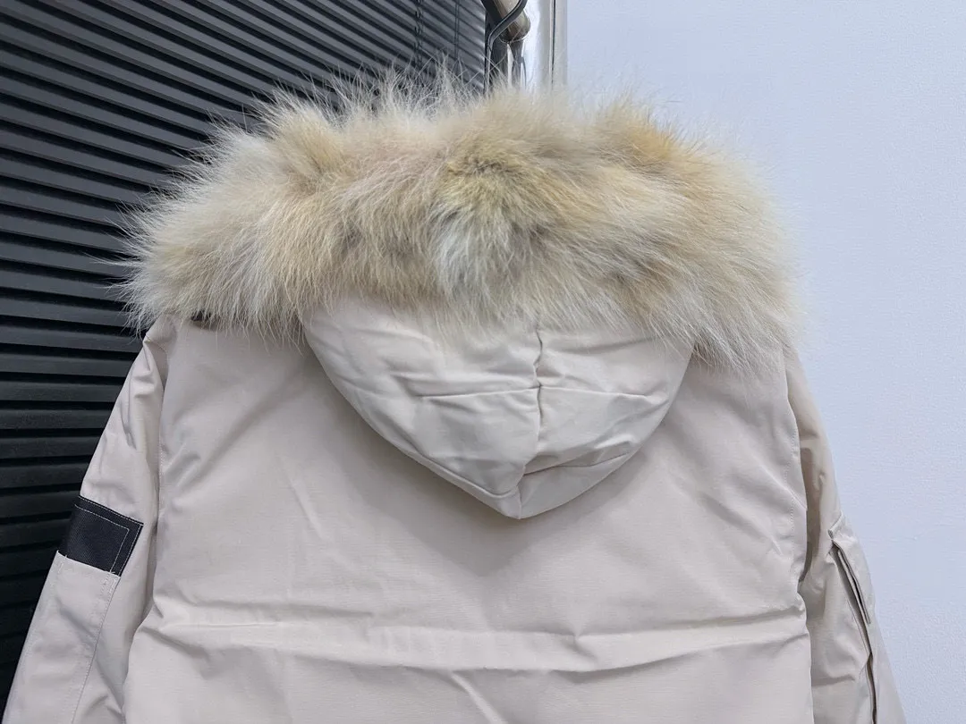 P780 Top Purchasing Version Autumn Beige (Wolf Hair Optional) 🇨🇦CANADA GOOES 24 New Models 08/Couple Style Factory Direct Supply: Supplying global purchasing agents, micro-businesses, entities, Tmall, high-end stalls and studios, free shipping! Canada Goose Expedition Parka 2008 is the same style for men and women. It is mid-length and the most timeless classic. All Arctic and Antarctic scientific expedition teams choose Canada Goose as their cold-proof equipment. It is the Rolls-Royce of down jackets. ➖ Industry-leading anti-counterfeiting chip sensing. ➖ Imported Behringer embroidery machines and customized embroidery labels, the highest level and industry leading. ➖ Imported Korean 21-count polyester-cotton blended original fabric, TC85 waterproof coated fabric, water-repellent, windproof and wear-resistant. ➖ The new national standard 80 white duck down is filled with an average of 520 grams of down. The amount of down filled is industry-leading. ➖ 100% nylon lining with double double-layer sealing design to prevent velvet running, and seamless thread design on the cuffs! ➖ Western Canadian Green Wolf Collar. ➖ Yoshida YKK provides original factory-customized electroplated sliders. YKK two-way lockable zippers are tight and smooth and do not peel off paint. ➖ 3M composite Velcro is durable and the accessories and hardware are all custom-made. Note: Our copywriting is only simple and clear. Instead of bragging about the copywriting, it is better to compare and understand with samples. Only for the purest goose, the most dedicated, the most professional, the highest quality, the highest cost performance!  Size:XS-XXL